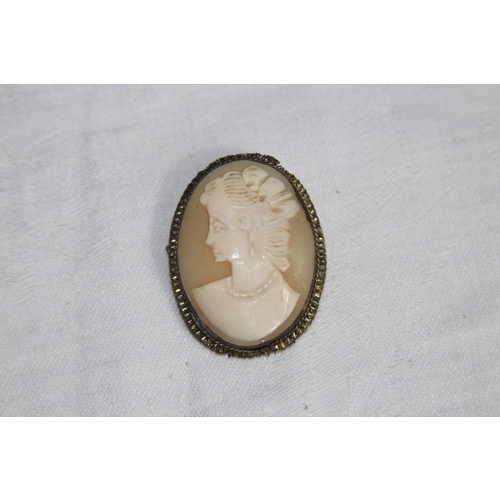 854 - QUANTITY OF VINTAGE AND ANTIQUE CAMEO BROOCHES