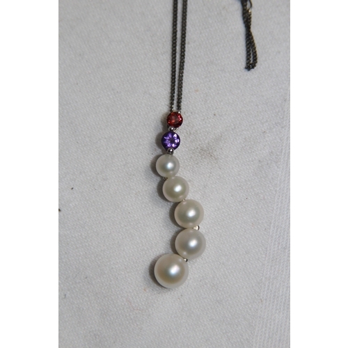 868 - GRADUATED GRADUATED PEARL, AMETHYST & GARNET SET SILVER PENDANT NECKLACE