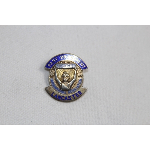 876 - RARE SILVER & ENAMEL PAST PRESIDENT LANCASTER SOROPTIMIST INTERNATIONAL ASSOCIATION PIN BADGE