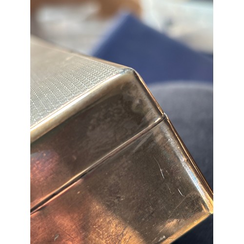 901 - SILVER CIGAR BOX AND CONTENTS - LONDON 1929 - WILLIAM COMYNS 
23 X 16 X 4CM