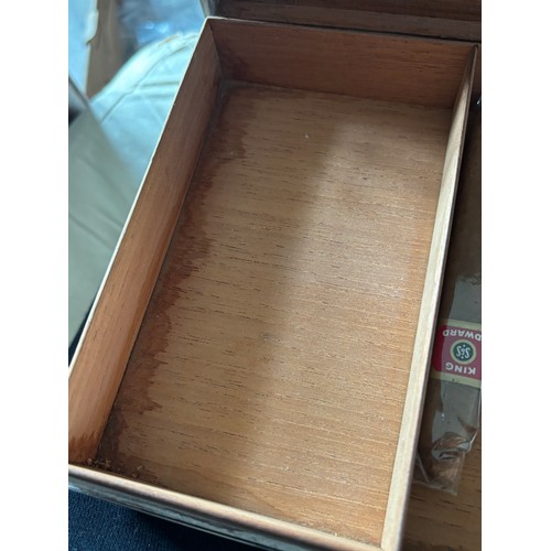 901 - SILVER CIGAR BOX AND CONTENTS - LONDON 1929 - WILLIAM COMYNS 
23 X 16 X 4CM