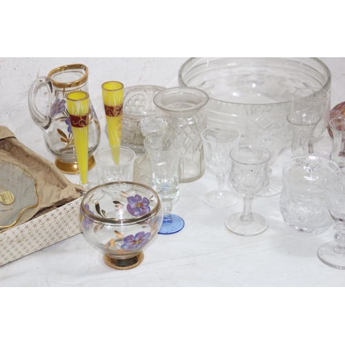 SELECTION OF VINTAGE AND ANTIQUE GLASSWARE
