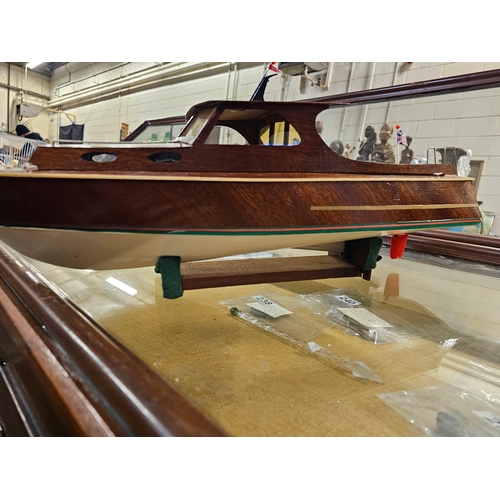 381 - Wooden model Boat - Diva 22