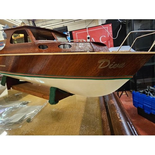 381 - Wooden model Boat - Diva 22