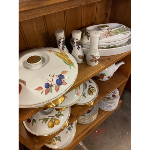 530 - Royal Worcester Dinner Service (32 pieces).