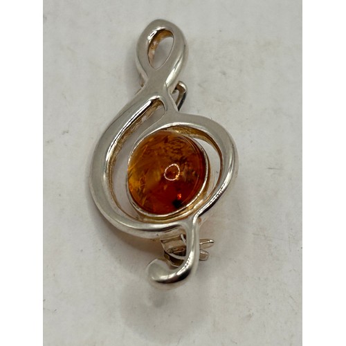 260 - Pretty Little Silver Brooch With Amber.