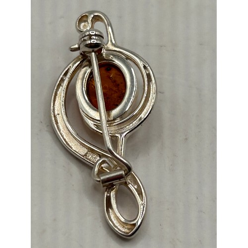 260 - Pretty Little Silver Brooch With Amber.