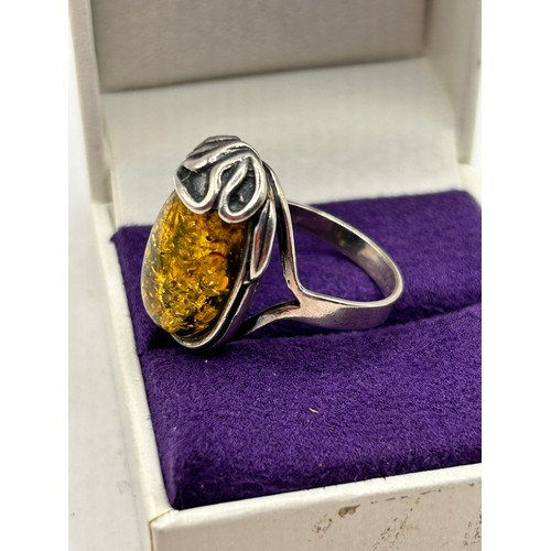 261 - Lovely Vintage Silver And Amber Ring (1)