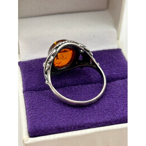 262 - Lovely Vintage Silver And Amber Ring (2)