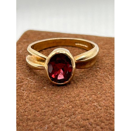 502 - 9ct Gold Garnet Ring 4.2g Size p