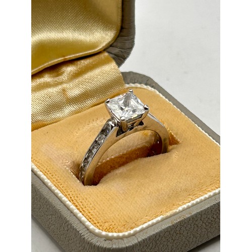 902 - Pretty Silver Ring With Clear Stone .