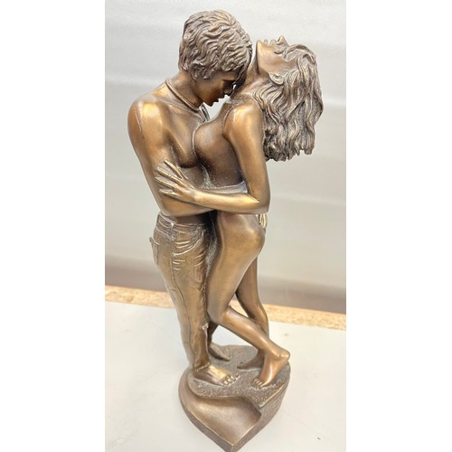 386 - Figure Of A Passionate Couple Standing 11