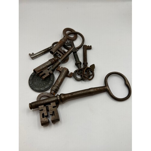 28 - Bag of Various Sized Antique/Vintage Keys.