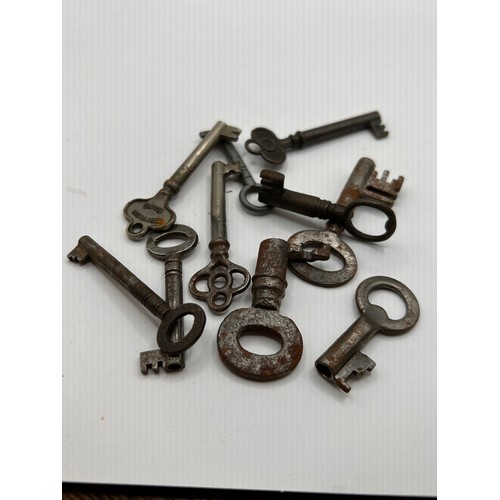 30 - Bag of Various Sized Antique/Vintage Keys.