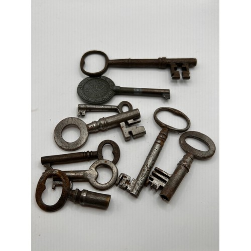 31 - Bag of Various Sized Antique/Vintage Keys.