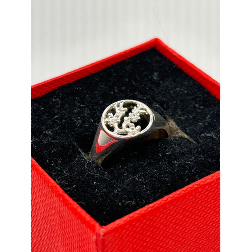 354 - Silver Ring With Floral Detail.