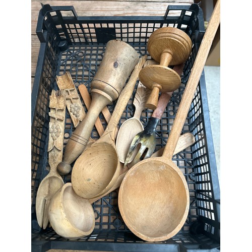 130 - Tray of Treen Cutlery Items