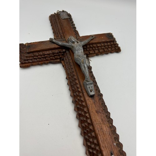 774 - Great Detail Vintage Tramp-Art Rare Crucifix , 14