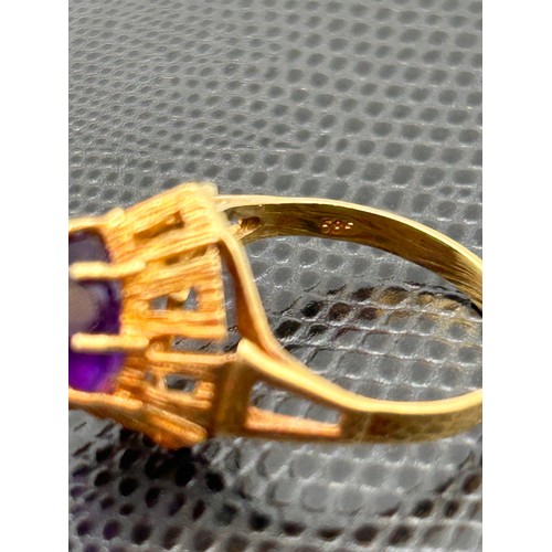 77 - Fabulous 14ct Gold Ring With Purple Stone, Size O. 4.3g