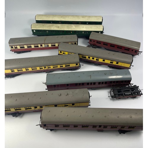 354 - Tray Of Vintage Train Carriages Including Tri-ang.