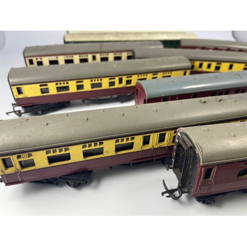 354 - Tray Of Vintage Train Carriages Including Tri-ang.