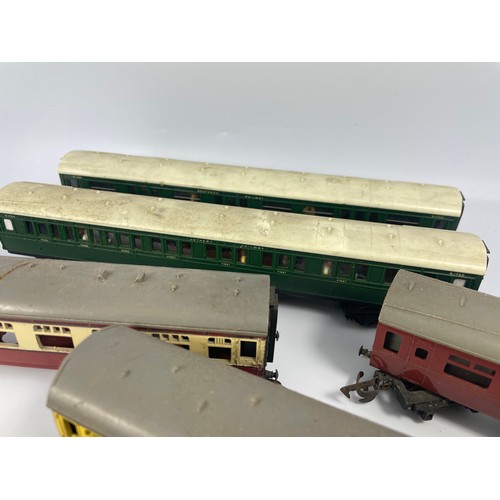 354 - Tray Of Vintage Train Carriages Including Tri-ang.