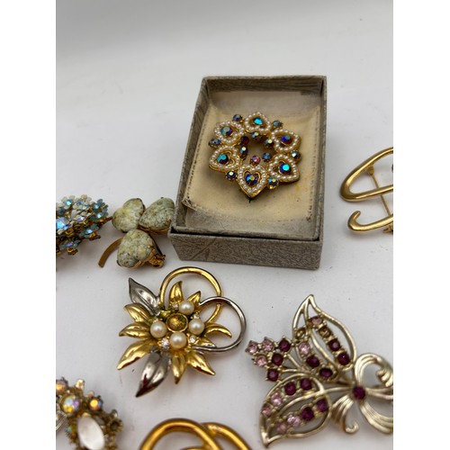 477 - A Selection Of Nice Quality Vintage Brooches.