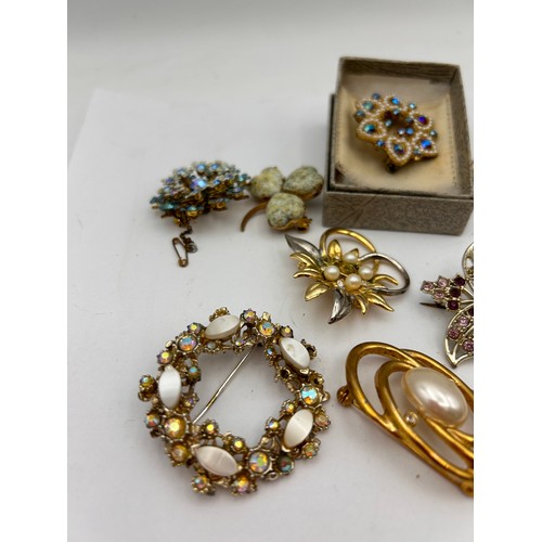 477 - A Selection Of Nice Quality Vintage Brooches.