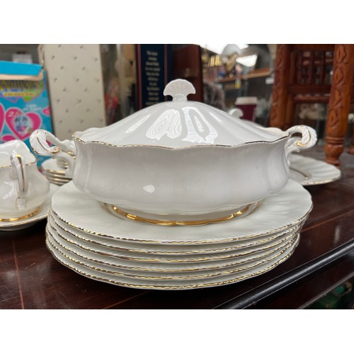 173 - Royal Standard Part Dinner Set (23 Pieces).