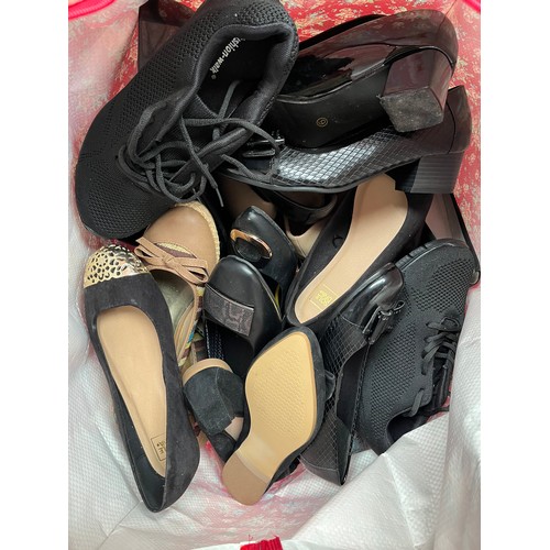 32 - Large Bag Of Assorted Ladies Shoes Size 6 Appear Unworn