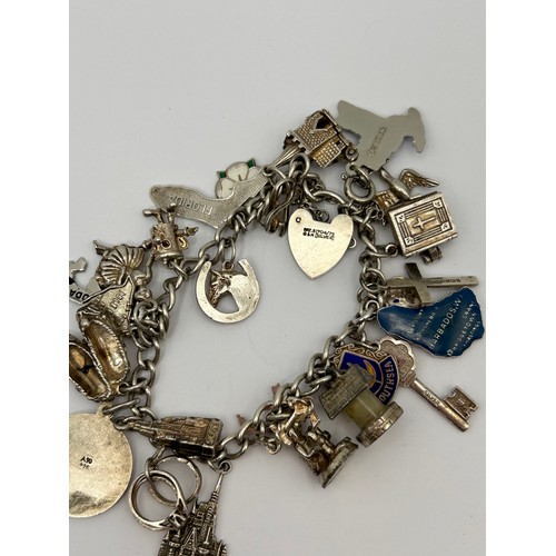 219 - Vintage Silver Charm Bracelet With Charms.