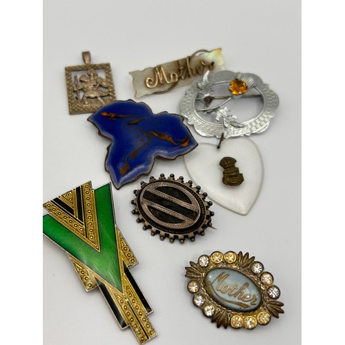 395 - A Selection Of Interesting Vintage Brooches And Pendants.