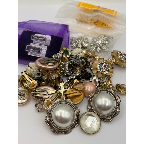 397 - A Large Selection Of Vintage Clip On Earrings