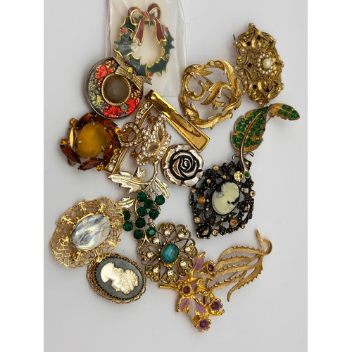 399 - A collection Of Mostly Yellow Metal Vintage Brooches.