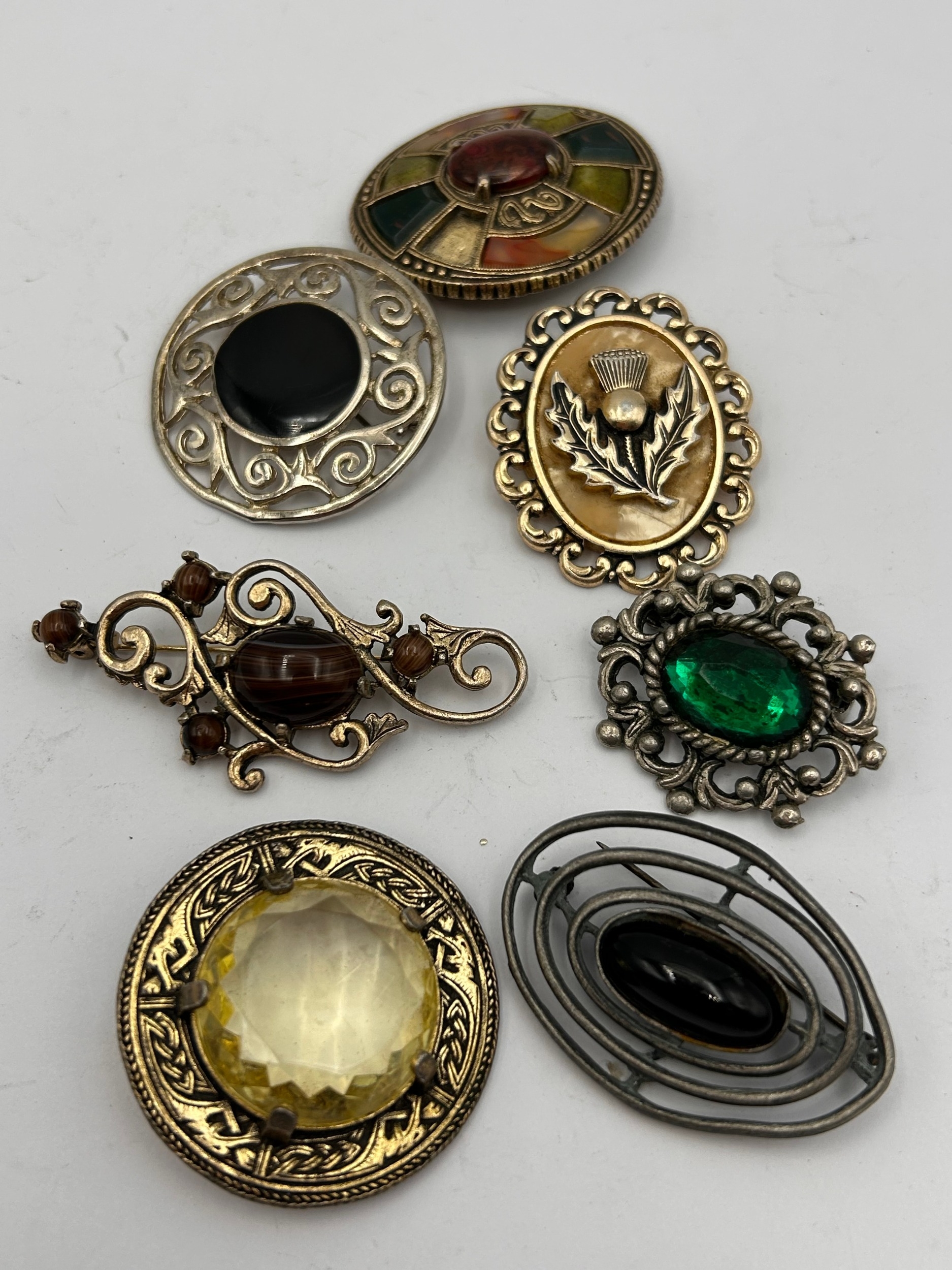 A Collection of Seven Assorted Vintage Brooches and Pins, with ...
