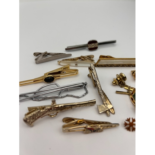 79 - A Collection of 12 Vintage Men's Tie Accessories and Pins
