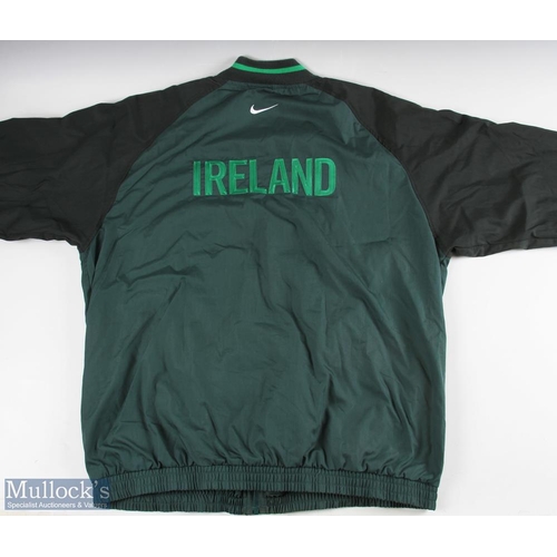 355b - Irish Rugby Official Waterproof Training Top/Shorts: Very large Nike matching pair, dark two-tone gr... 