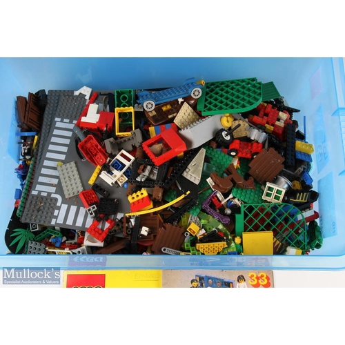 133 - Lego Construction Toy 8kg of mixed Lego parts from various sets, noted parts of Train set, Knights, ... 