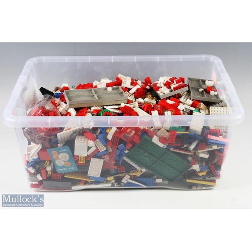 136a - Lego Construction Toy 8.6kg of mainly vintage Lego, with noted parts from train set garage set aerop... 