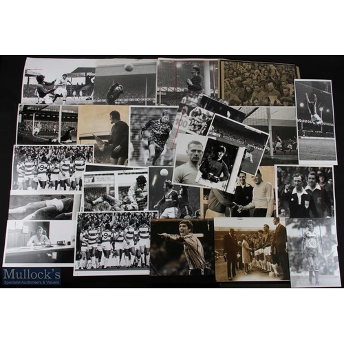 882 - Collection of b&w press photos of football matches to include 1951 Bolton Wanderers v Everton, 1972 ... 