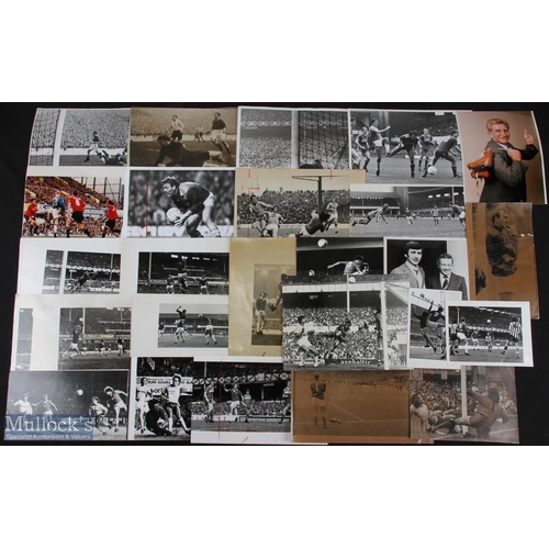 884 - Collection of b&w photos of football matches with good content of Everton to include 1954 Arsenal v ... 