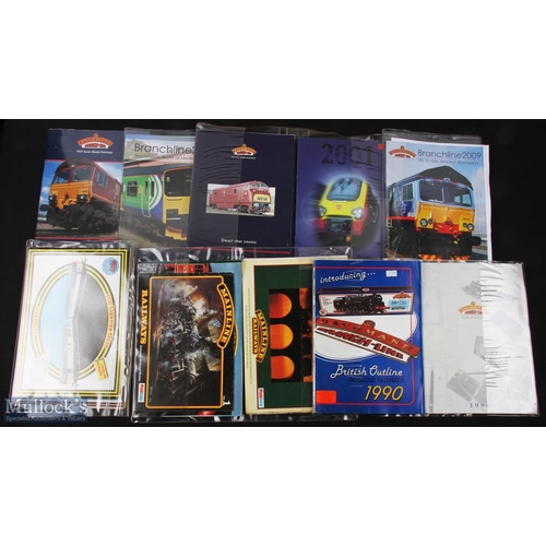 67 - 1970-2000 Collection of OO Gauge Train Railway catalogues, brochures etc - with makers of Lima, Airf... 