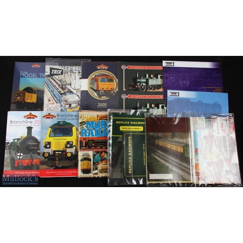 67 - 1970-2000 Collection of OO Gauge Train Railway catalogues, brochures etc - with makers of Lima, Airf... 