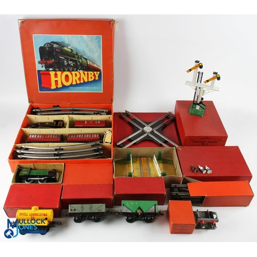 239 - Hornby Meccano O Gauge Tinplate Clockwork No.41 Passenger Trainset, with a No.40 locomotive, rolling... 