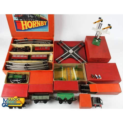 239 - Hornby Meccano O Gauge Tinplate Clockwork No.41 Passenger Trainset, with a No.40 locomotive, rolling... 