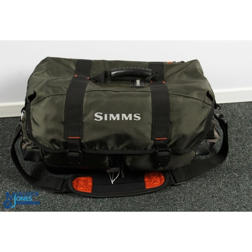 1091 - A Simms medium carryall measuring approximately 17