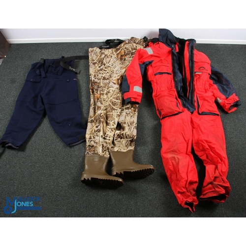 1110 - Fishing Waders and Clothes, to include Tung Hsing boot foot waders, nylon camo design with size 44 b... 