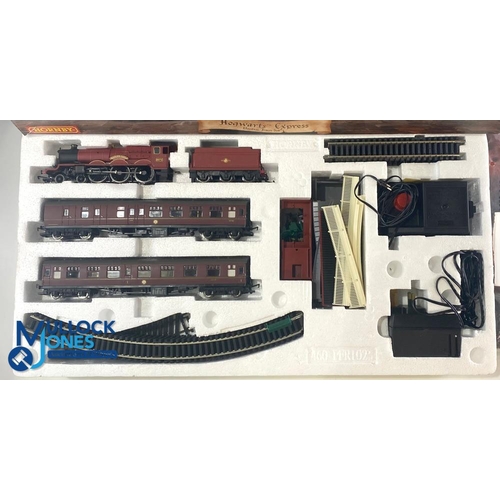 229 - Hornby 00 Gauge Harry Potter and The Philosophers Stone Hogwarts Express Electric Train Locomotive s... 