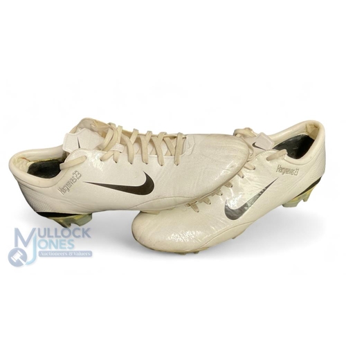 861 - No 23 Bayern Munich Owen Hargreaves Nike player worn boots with moulded studs having his name and nu... 