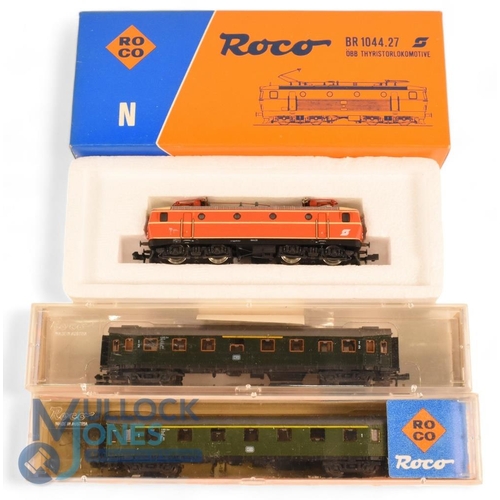 157 - Roco 'N' Gauge 02158a OBB Class BR 1044.27 Electric Locomotive. Together with 2 Coaches 24214, 2258 ... 